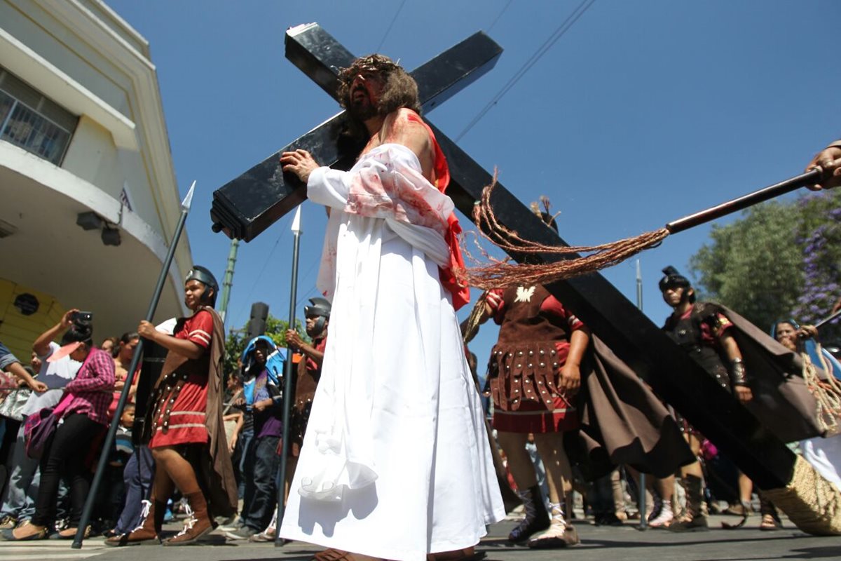 La representación en vivo del viacrucis se realizó en el Paseo La Sexta, en la zona 1. (Foto Prensa Libre: Erick Ávila)