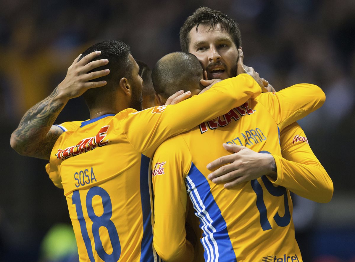 Andre-Pierre Gignac, Ismael Sosa y Guido Pizarro celebran para los Tigres en el juego contra Vancouver Whitecaps. (Foto Prensa Libre:AP )