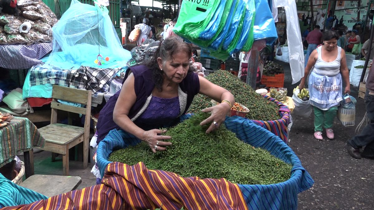 Chiqui de Fuentes tienen más de cinco décadas de vender en el mercado La Terminal. (Foto Prensa Libre: Juan Carlos Rivera).