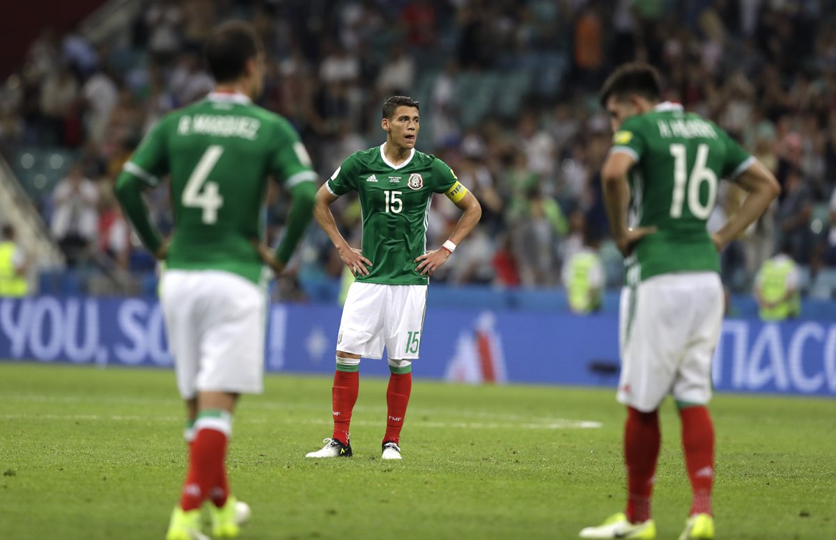 Rafael Márquez, Héctor Moreno y Héctor Herrera muestran su tristeza en la derrota de México contra Alemania. (Foto Prensa Libre: AP)