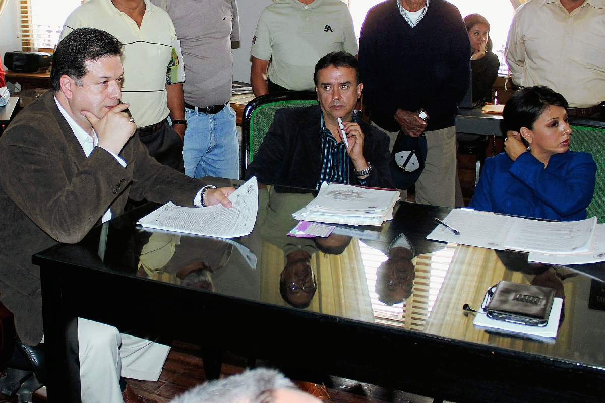 Jorge Barrientos Pellecer, alcalde de Quetzaltenango, -Izq.-  permanece de vacaciones.