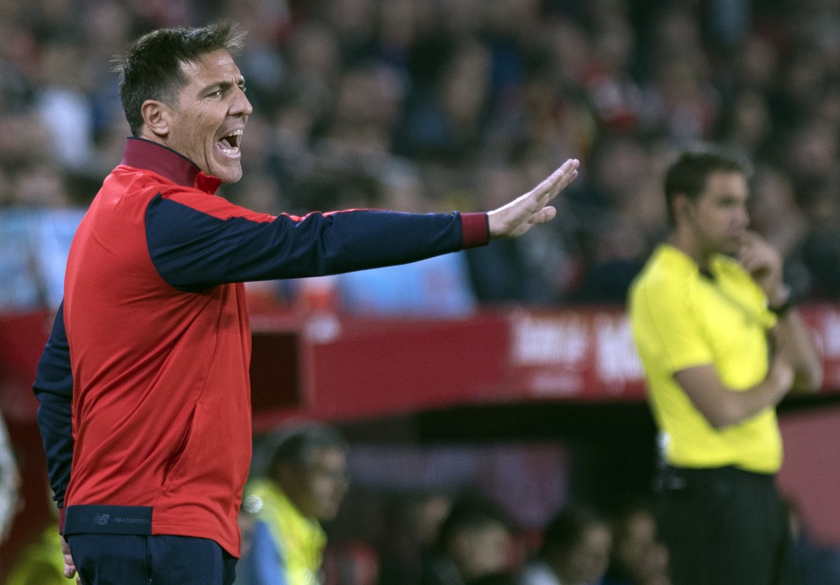 Los jugadores del Sevilla dedicaron la victoria del fin de semana a su entrenador Eduardo Berizzo. (Foto Prensa Libre: AFP)