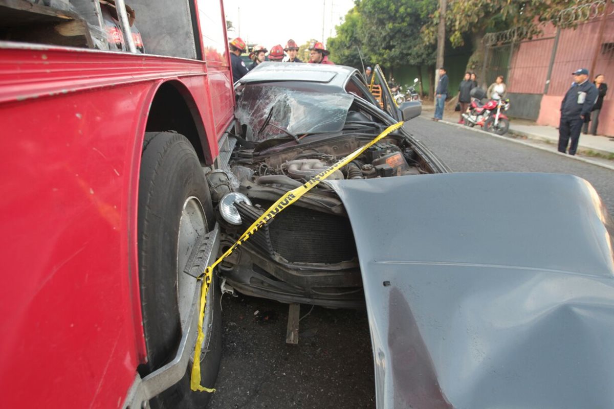 El conductor del automóvil perdió el control y chocó con un camión expendedor de bebidas alcohólicas. (Foto Prensa Libre: Érick Ávila)