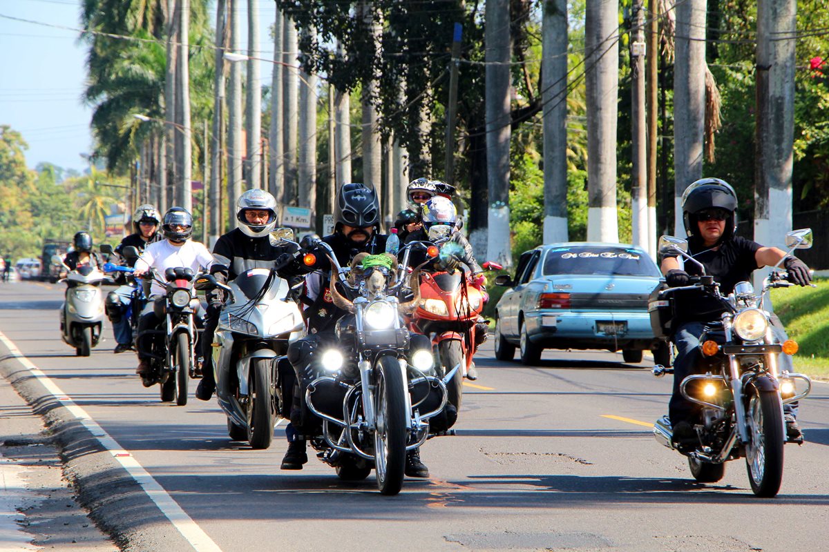 Caravana de motoristas empieza recorrido en la Calzada Las Palmas, en la cabecera de Retalhuleu. (Foto Prensa Libre: Rolando Miranda)