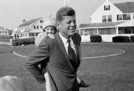 El presidente estadounidense John F. Kennedy juega con su hija, Caroline, en esta foto de 1960. (Foto Prensa Libre: AP)