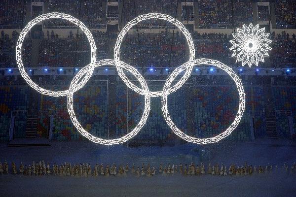 Uno de los aros olímpicos no se encendió durante la inauguración de los Juegos Olímpicos de Sochi 2014. (Foto Prensa Libre: AP)