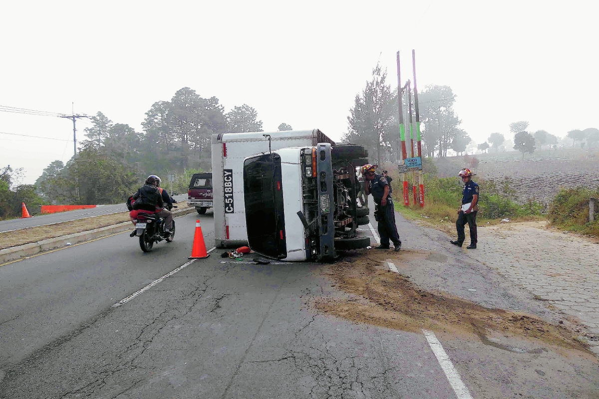 El camión  quedó volcado en el  km 39 de la ruta Interamericana, Sumpango, Sacatepéquez. (Foto Prensa Libre: CBMD)