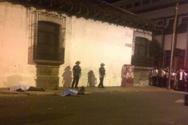 Multitud en la 5a avenida y 10 calle de la zona 1, donde se perpetró el ataque (Foto Prensa Libre: M. Patzán)<br _mce_bogus="1"/>
