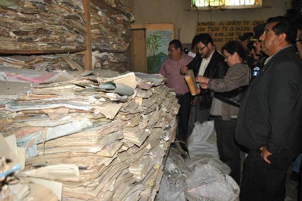 El Ministro de Gobernación, Carlos Menocal, y la fiscal general, Claudia Paz y Paz, revisan  documentos.