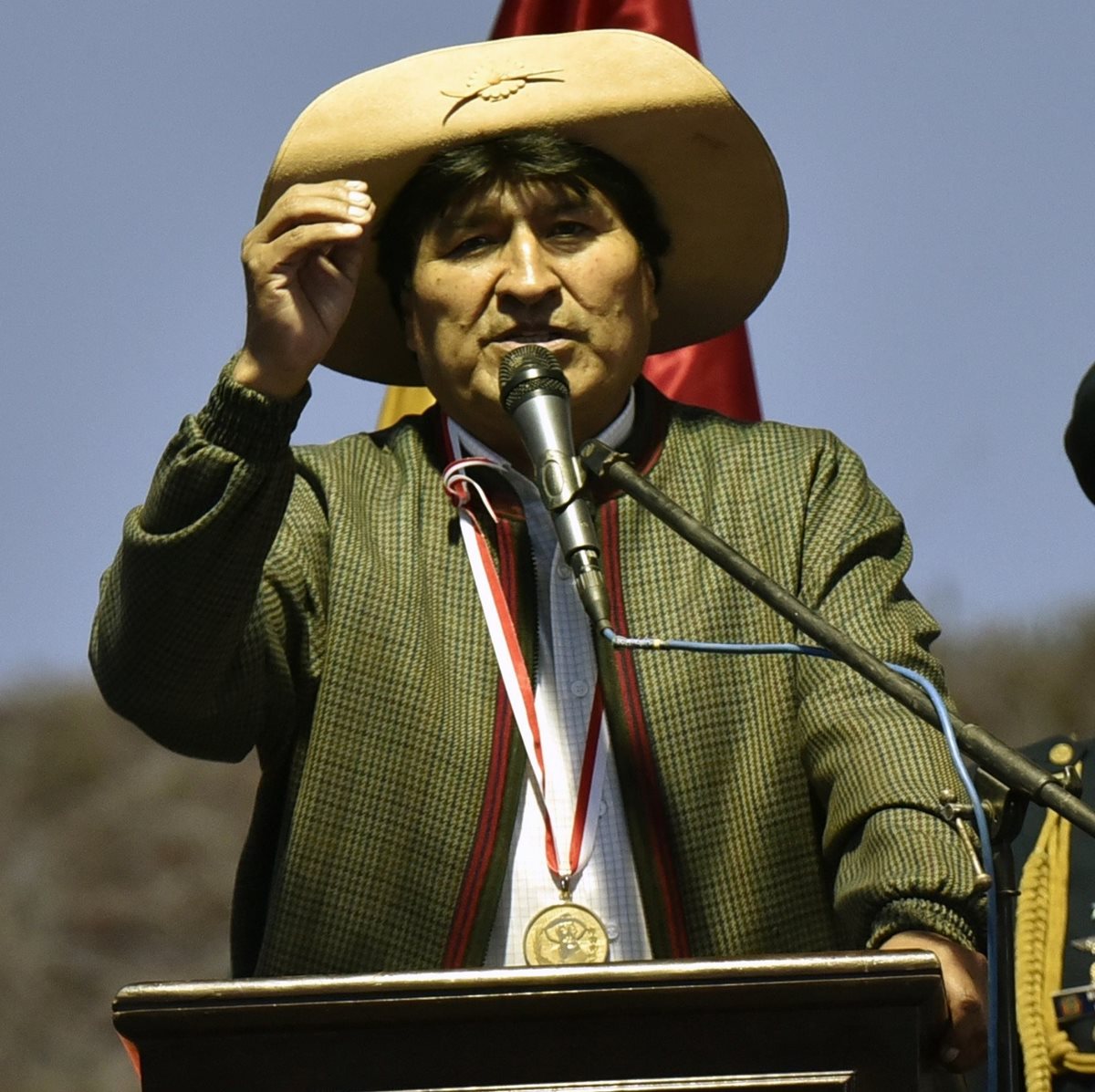 <em>El presidente boliviano Evo Morales instó a las jóvenes a cepillarse los dientes. (Foto Prensa Libre: AFP).</em>