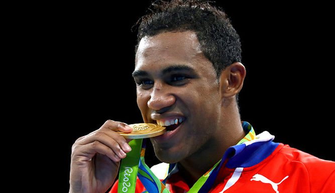 El boxeador cubano Arlén López, campeón mundial, venció por decisión unánime al uzbeko Bektemir Melikuziev, para asegurarse la medalla de oro del peso mediano (Foto Prensa Libre: AFP)