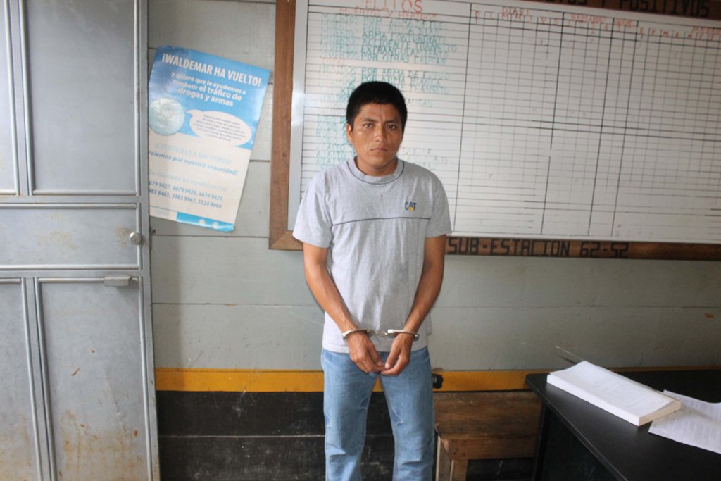Edwin Gilberto Tzuncal fue capturado en San Luis, Petén, sindicado de explotación de menores. (Foto Prensa Libre: Walfredo Obando)