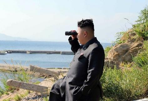 Kim Jong Un, líder norcoreano durante una supervisión militar en el este de Corea del Norte. (Foto Prensa Libre: AFP)