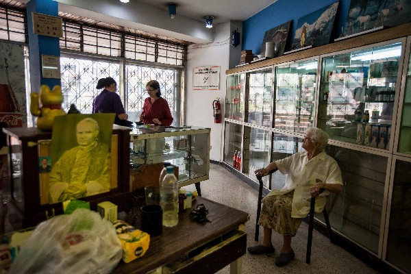 Una empleada de la farmacia "San Vicente", atiende a los clientes.(EFE)