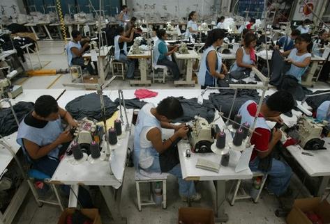 Las empresas de confección de ropa podrían ser las primeras en instalarse en las circunscripciones. (Foto Prensa Libre: Hemeroteca PL)
