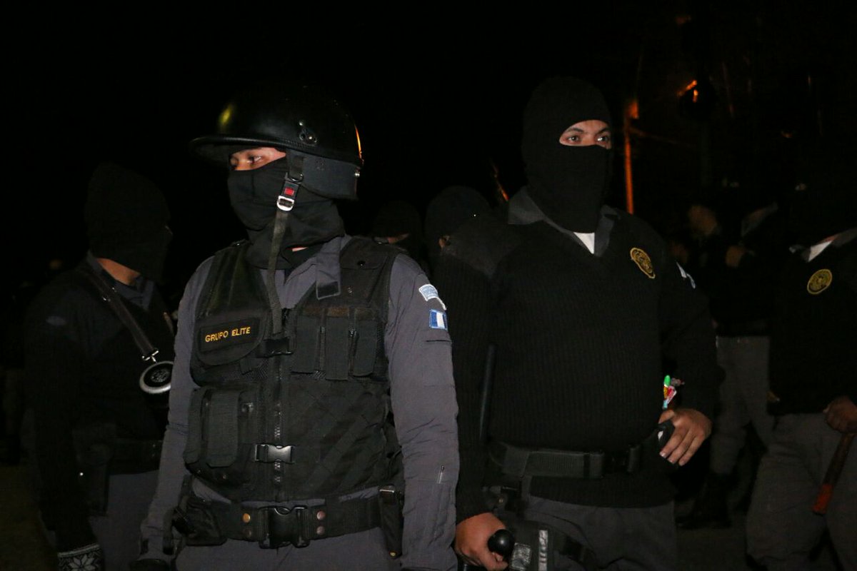 Guardias del Sistema Penitenciario ingresan a la cárcel de la brigada Mariscal Zavala para llevar a cabo una requisa. (Foto Prensa Libre: Cortesía SP)