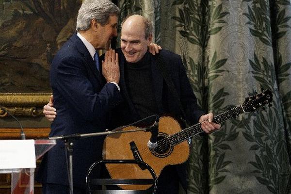 El cantante James Taylor junto al secretario de estado John Kerry. (Foto Prensa Libre: AFP)