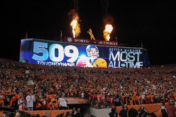 En Denver festejaron el récord de Peyton Manning, al conseguir 510 de anotación y superó la que estaba en poder de Brett Favre, 508. (Foto Prensa Libre: AFP)