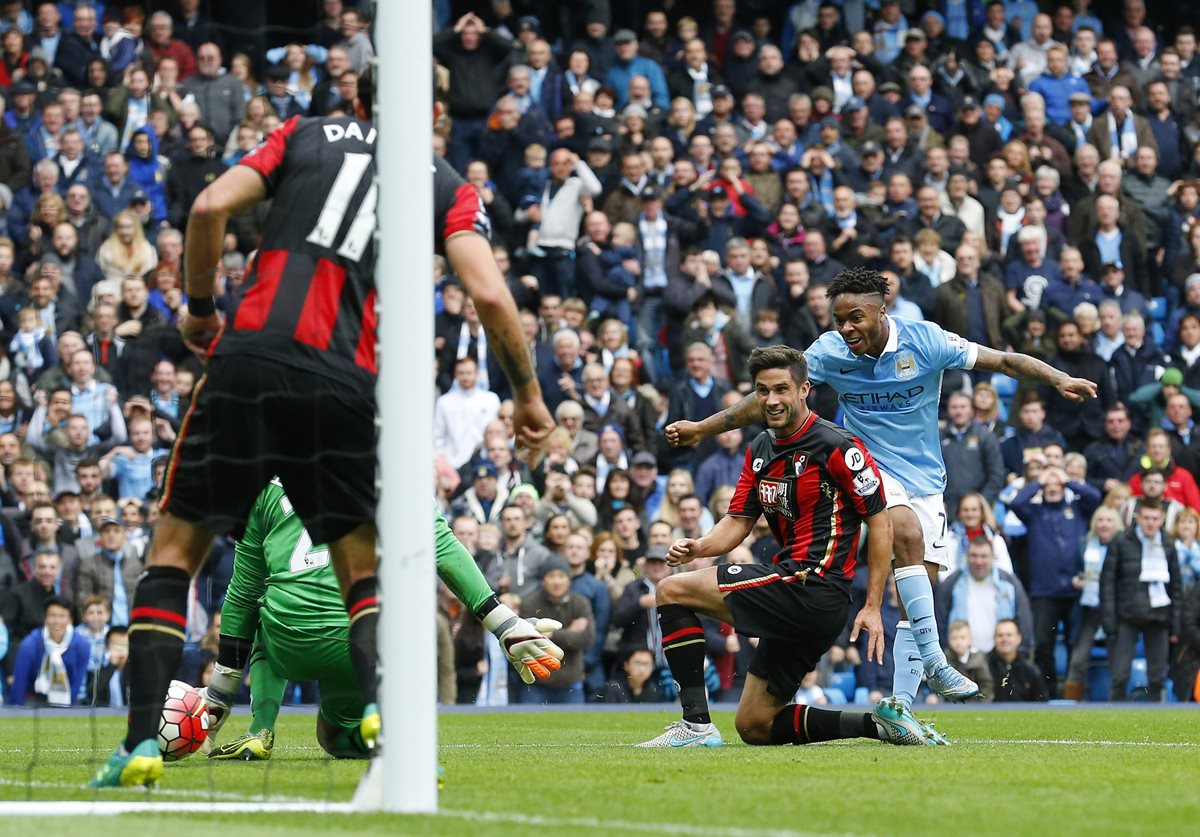 Raheem Sterling dispara a la portería y anota su tercer gol en el encuentro. (Foto Prensa Libre: AFP)