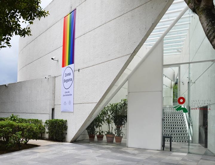 Bandera gay en la embajada de México en Guatemala. (Foto Prensa Libre: Facebook LaFanzine).