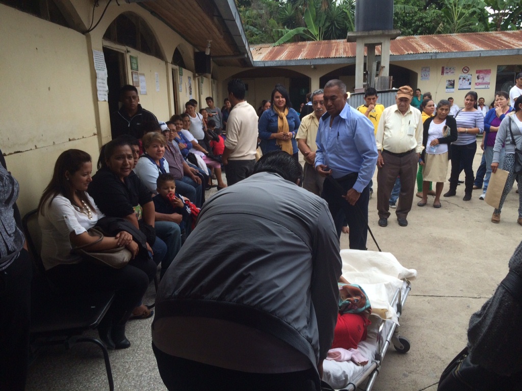 Afiliados del IGSS observan a la mujer que habría dado a luz en una silla, en Jalapa. (Foto Prensa Libre: Hugo Oliva)