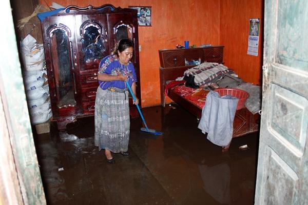 Las fuertes lluvias también afectan el interior de viviendas en Patzicia (Foto Prensa Libre: Victor Chamalé)