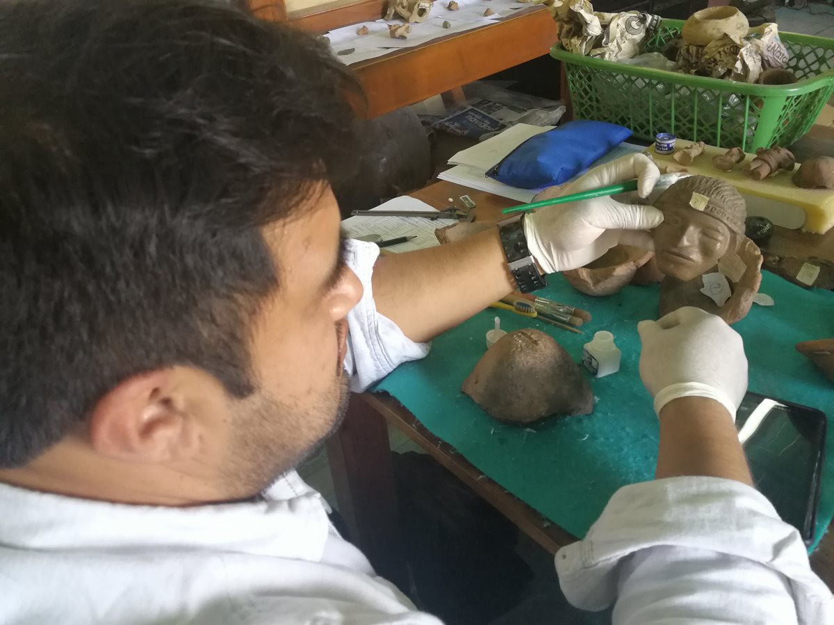 Un estudiante de Arqueología restaura una de las piezas del museo de la Casa de la Cultura de Xela. (Foto Prensa Libre: Fred Rivera)