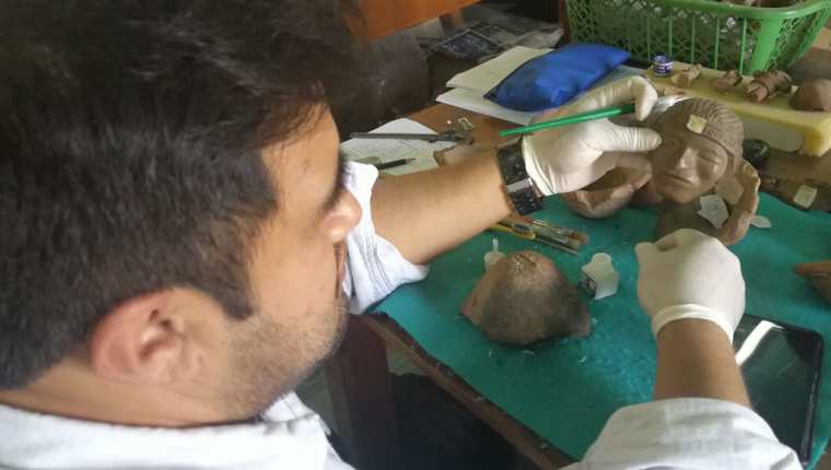 Un estudiante de Arqueología restaura una de las piezas del museo de la Casa de la Cultura de Xela. (Foto Prensa Libre: Fred Rivera)