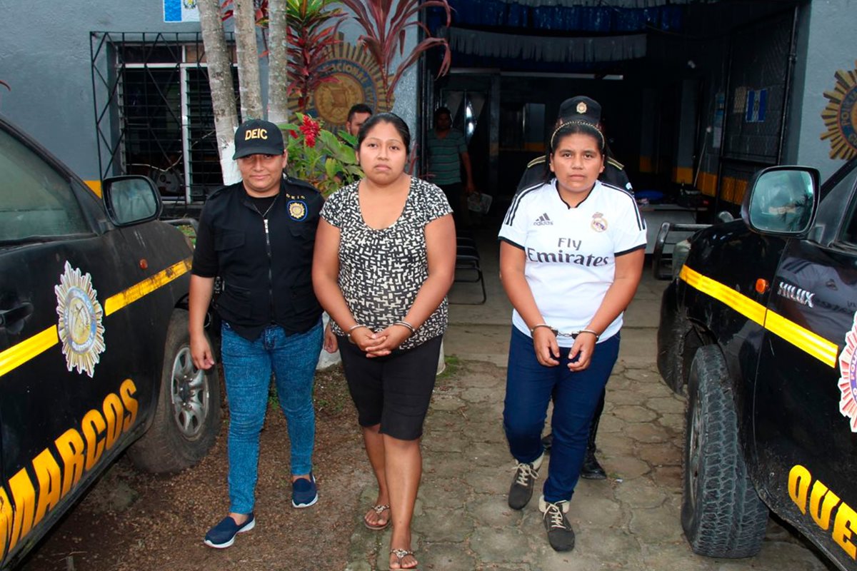 Bebia Arely López y Elma Nohemí López fueron detenidas en El Quetzal. (Foto Prensa Libre: Whitmer Barrera)