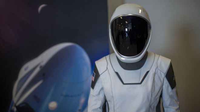 El traje espacial diseñado para la misión Crew Dragon fue presentado en la sede de SpaceX en Hawthorne, California. FOTO: GETTY IMAGES