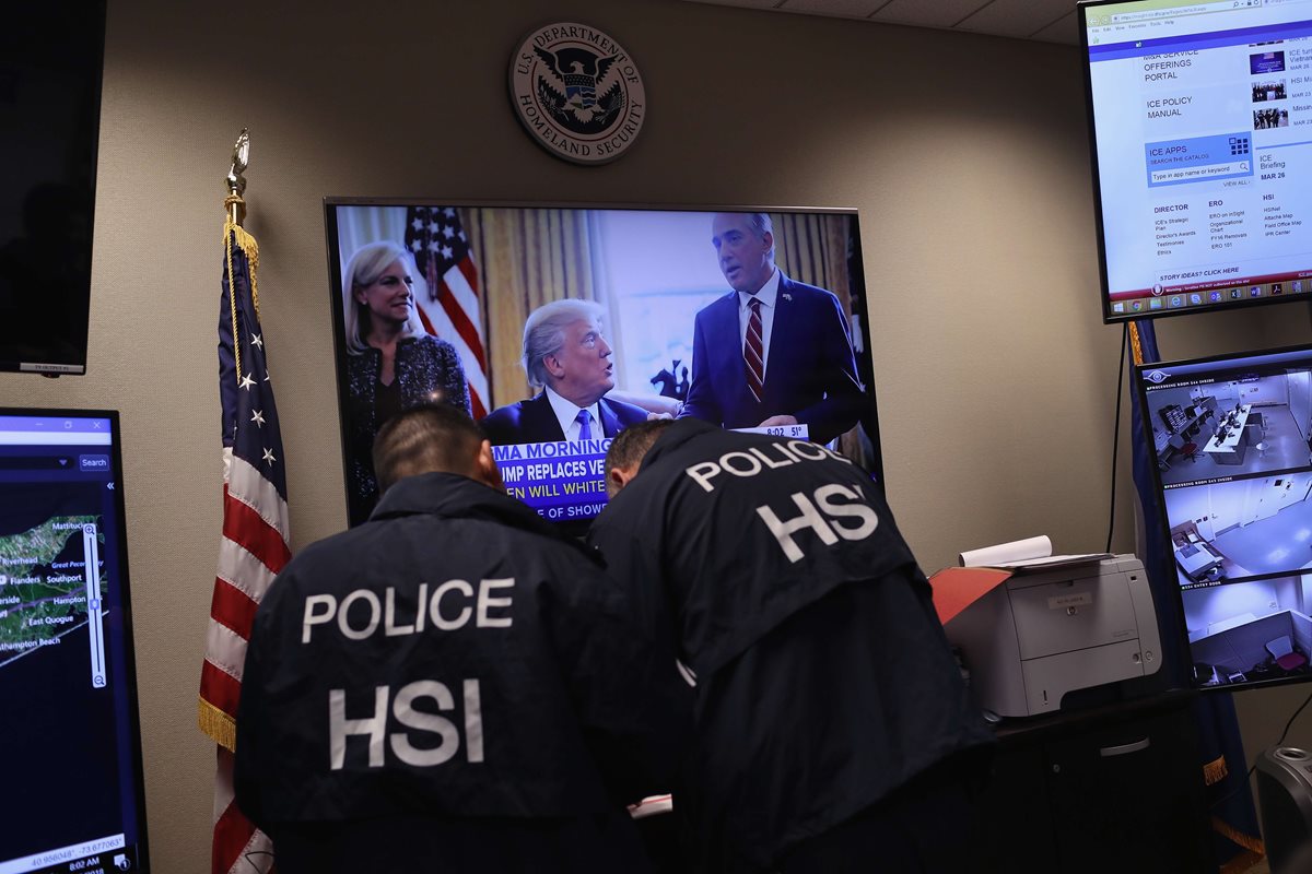 Efectivos del ICE trabajan en una redada de presuntos integrantes de pandillas de inmigrantes en Nueva York. (Foto Prensa Libre:AFP).