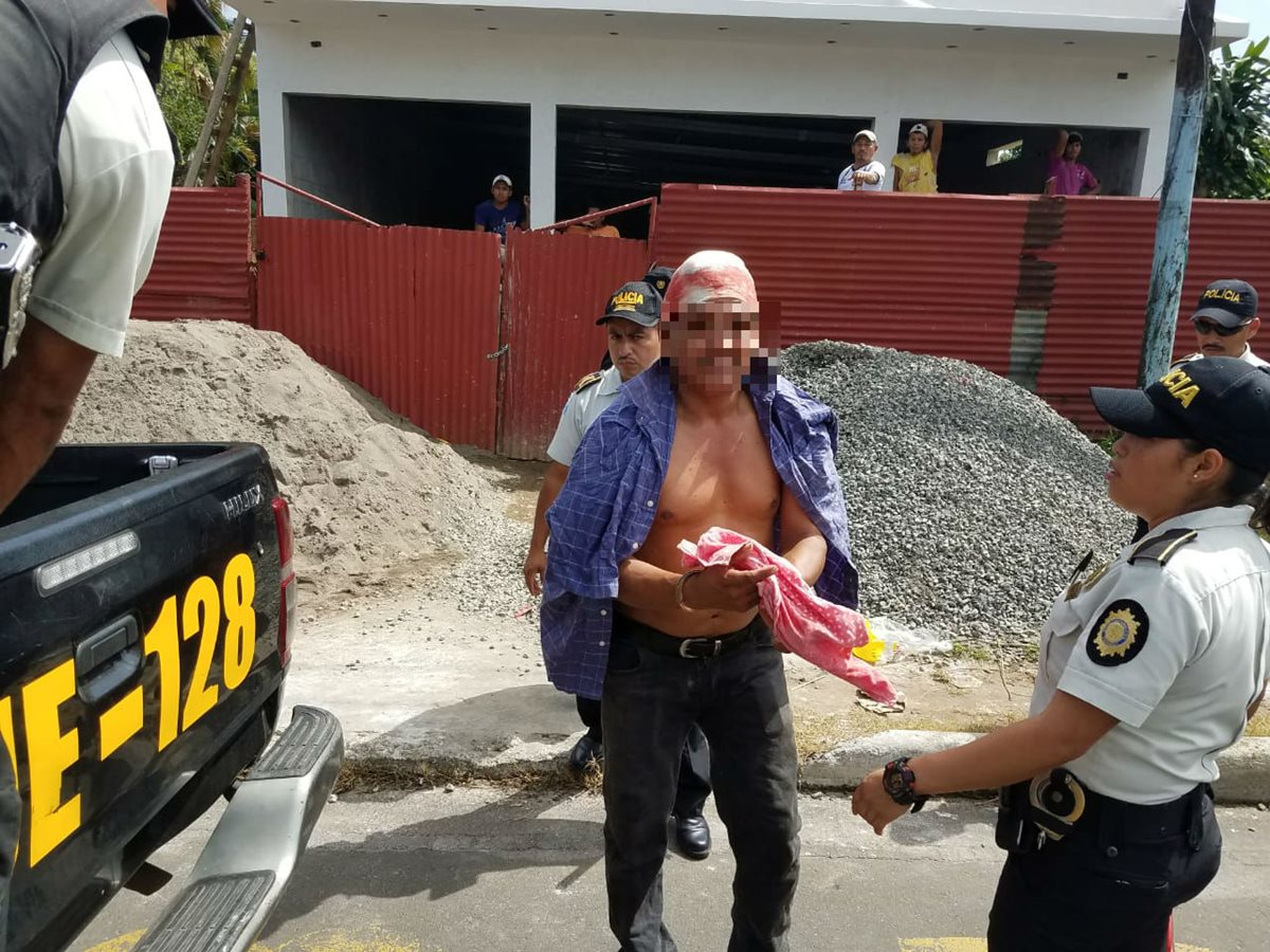 Uno de los manifestantes detenidos en el interior de un centro comercial es trasladado a una estación policial, en Coatepeque, Quetzaltenango. (Foto Prensa Libre: Alexánder Coyoy)