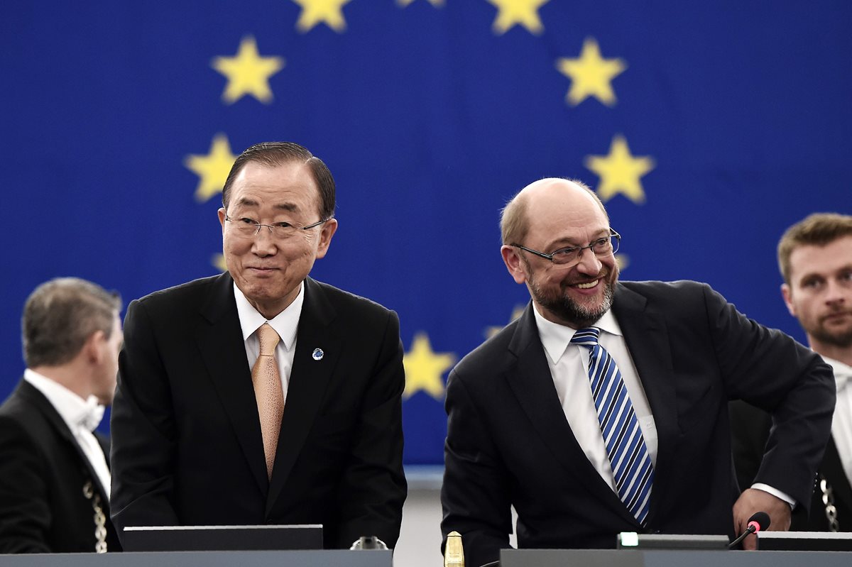 El presidente del Parlamento Europeo, Martin Schulz (derecha), y el secretario general de la ONU, Ban Ki-moon (izquierda), sonrien después de la aprobación del acuerdo climático. (Foto Prensa Libre: AFP).