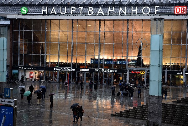 <span class="hps">Varias personas camina</span>  <span class="hps">frente a la</span> <span class="hps">estación de trenes</span> <span class="hps">de Colonia</span> <span class="hps">en Colonia</span><span>, donde</span> <span class="hps">la violencia</span> <span class="hps">contra las mujeres</span> <span class="hps">se registró </span><span class="hps">en la víspera de</span> <span class="hps">Año</span> <span class="hps">Nuevo. (Foto Prensa Libre: AFP)