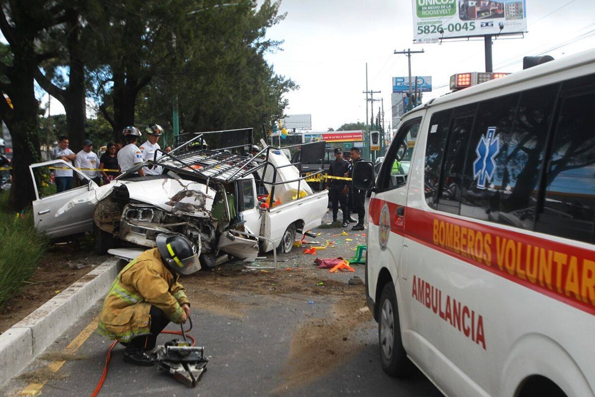 Socorristas utilizan equipo hidráulico para rescatar el cadáver de una mujer que murió en Mixco. (Foto Prensa Libre: Álvaro Interiano)