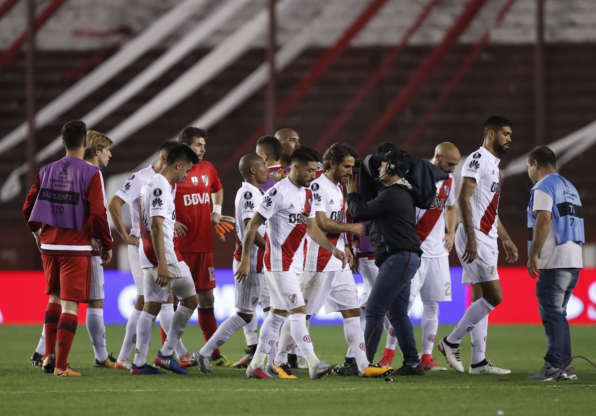 Jugadores de River Plate se lamentan luego de perder ante Lanús la semifinal de la Copa Libertadores 2017. (Foto Prensa Libre: EFE)