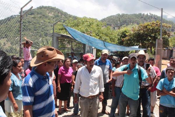PADRES DE familia,  durante manifestación  frente a escuela de la aldea El Saltán, Granados,   Baja Verapaz.