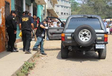 Policía y fiscales recaban evidencias. (Foto Prensa Libre: Oscar González)
