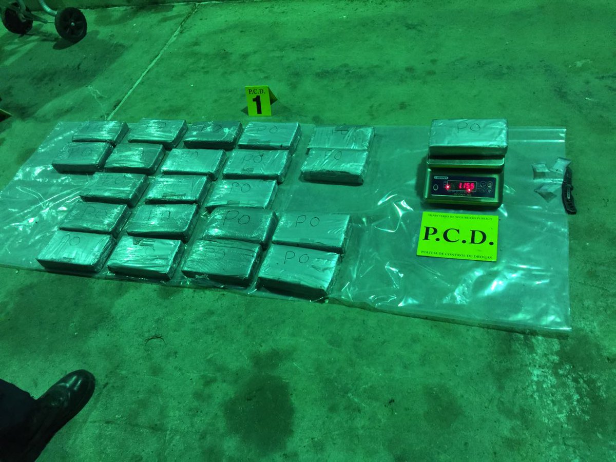 Autoridades de Costa Rica contabilizaron 22 kilos de cocaína que eran trasladados en un camión, conducido por un guatemalteco. (Foto Prensa Libre: Ministerio de Seguridad Pública de Costa Rica)