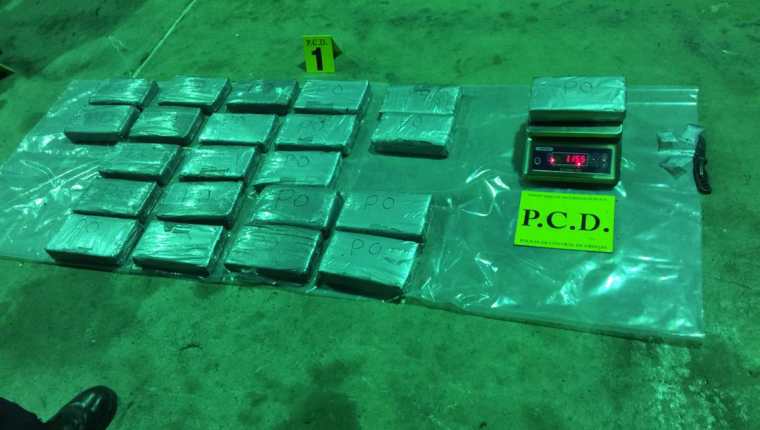 Autoridades de Costa Rica contabilizaron 22 kilos de cocaína que eran trasladados en un camión, conducido por un guatemalteco. (Foto Prensa Libre: Ministerio de Seguridad Pública de Costa Rica)