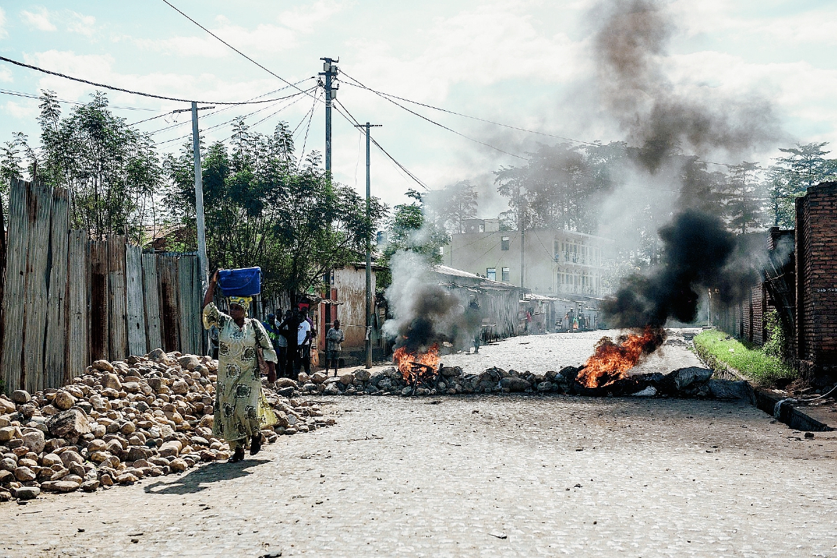 Una barricada bloquea una calle de Bujumbura después de disparos y explosiones. (Foto Prensa Libre: AFP).