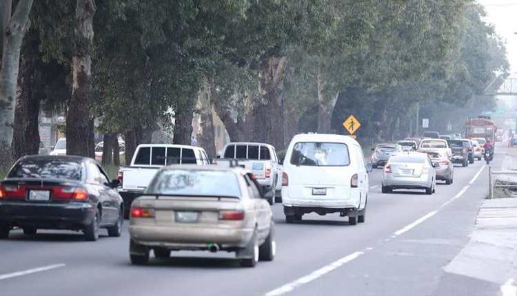 Las filas de vehículos llegan a ser de tres kilómetros los fines de semana en San Lucas Sacatepéquez. (Foto Prensa Libre: Hemeroteca PL)