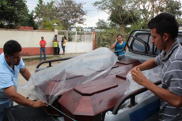 Los cadáveres de José Lino Franco Ramírez y José Lino Franco García son retirados de la morgue. (Foto Prensa Libre: Oswaldo Cardona)
