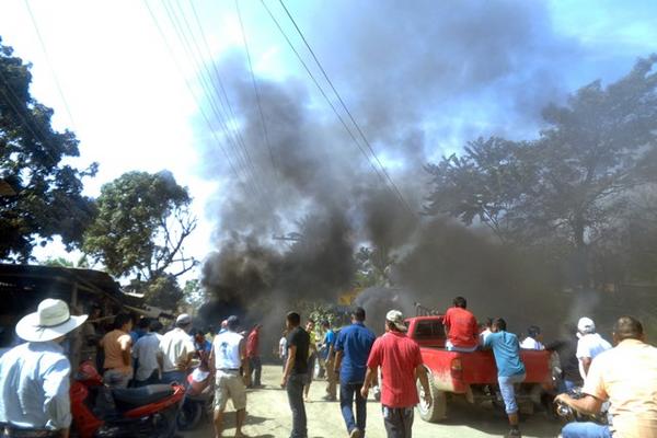 Los inconformes quemaron llantas y colocaron piedras en la carretera. (Foto Prensa Libre: Edwin Perdomo).<br _mce_bogus="1"/>