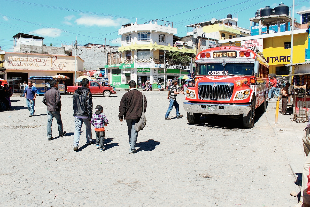 El servicio de buses fue irregular en Santa Cruz del Quiché, debido al ataque contra un piloto en Santiago Sacatepéquez, Sacatepéquez. (Foto Prensa Libre: Óscar Figueroa)