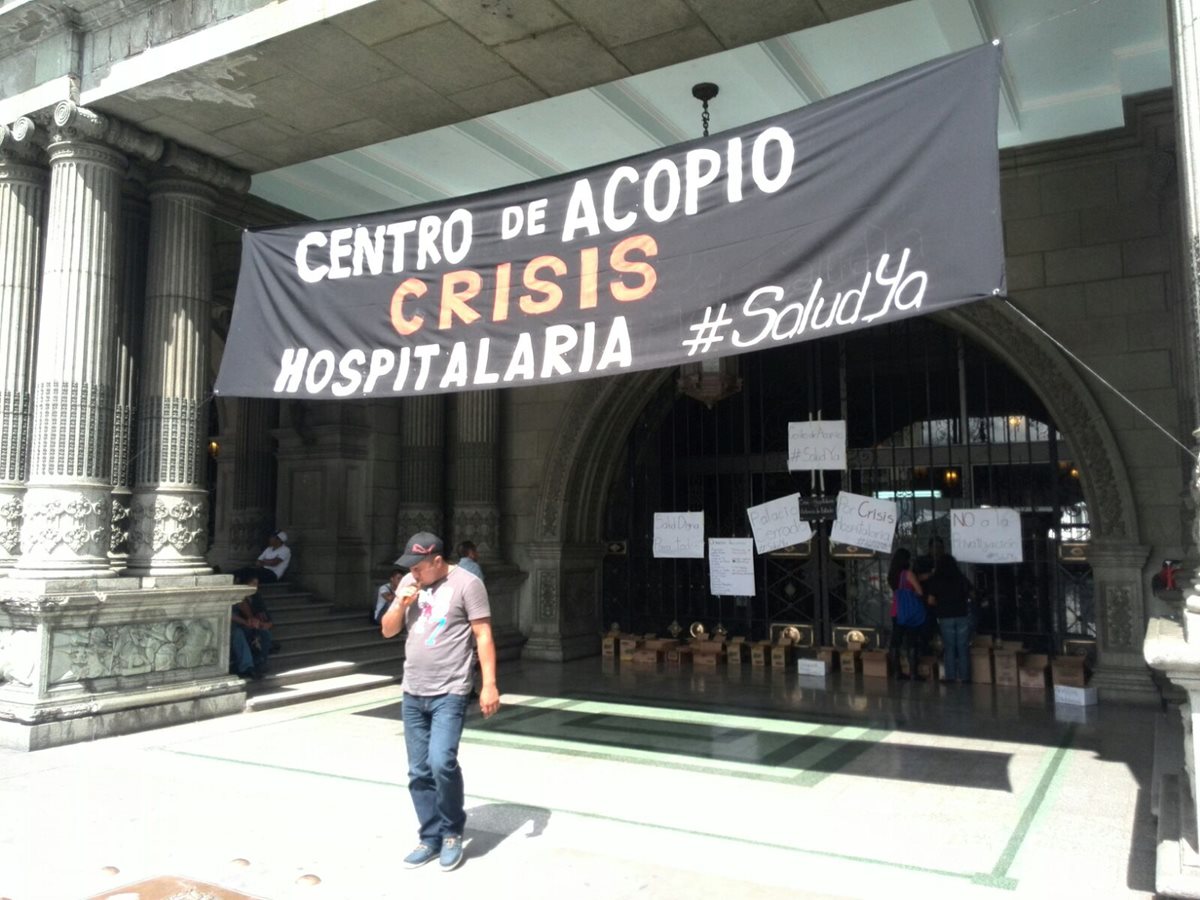 El colectivo Guatemala Basta Ya comenzó una recaudación de medicamentos para palear la crisis hospitalaria. (Foto prensa Libre: Estuardo Paredes)