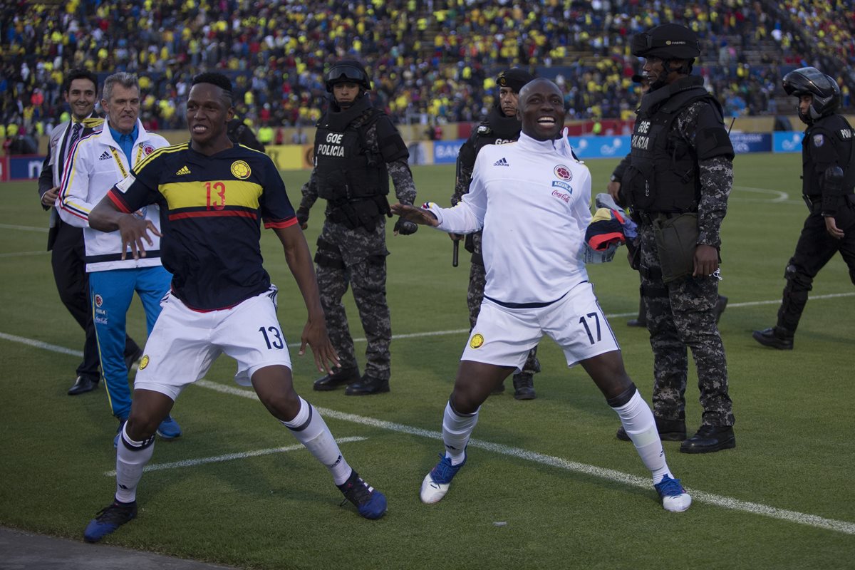 La alegría y festejo de Yerry Mina y Pablo Armero de la selección de Colombia empezó en el campo y terminó en el camerino. (Foto Prensa Libre: EFE)