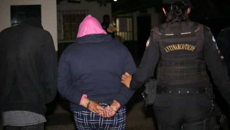 Las autoridades realizaron 25 allanamientos en Guatemala y Escuintla y capturaron a 14 personas. (Foto Prensa Libre: PNC)