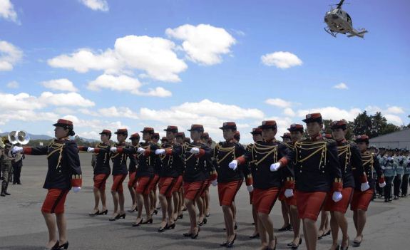 Mujeres cadetes en formación académica militar. (Foto Prensa Libre: AFP)
