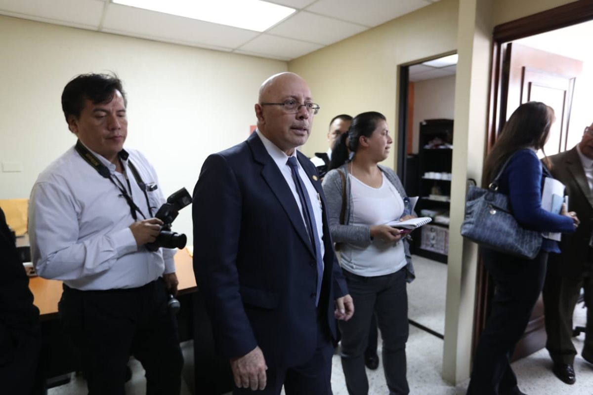 Octavio Alonzo, director del Renap, acudió al Congreso. (Foto Prensa Libre: Óscar Rivas)